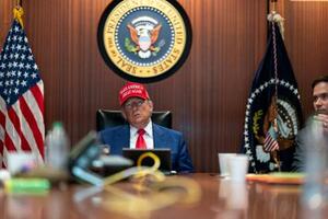 21日、ホワイトハウスの作戦司令室で会合するトランプ米大統領(ホワイトハウス提供・ロイター=共同)