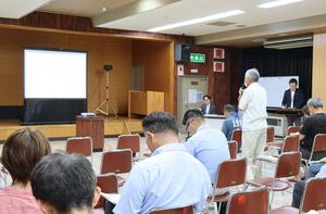 県立松代病院無床診療所化で質問が相次いだ住民説明会=上越市大島区の大島地区公民館