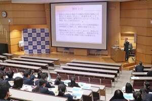 北里大の三藤久・健康科学部長の講義を受ける国際情報高校の生徒=11月11日、南魚沼市黒土新田