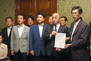 2009年施行の水俣病特別措置法の対象から漏れた被害者を救済するため、新たな給付金制度を創設する法案を提出する立憲民主党の篠原孝議員(右端)ら=19日午後、国会