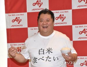 「白米食べたい」の文字が浮かび上がるTシャツを着用したブラックマヨネーズ・小杉竜一 (C)ORICON NewS inc.
