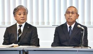 記者会見する原告の男性(右)と小宮和彦弁護士=12日午後、福岡市