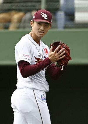 先発し1回を投げ終えグラブをたたく楽天・荘司康誠=倉敷