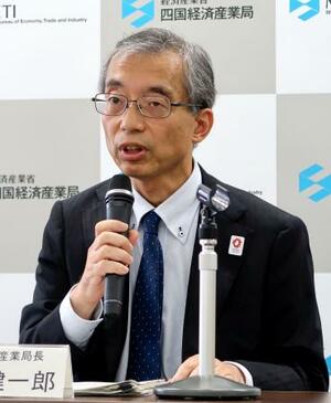 四国経済産業局長に着任し記者会見する吉田健一郎氏=4日午後、高松市