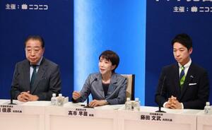 動画配信サイト「ニコニコ生放送」の党首討論会で発言する自民党総裁の高市首相。左は中道改革連合の野田共同代表、右は日本維新の会の藤田共同代表=24日午後、東京都中央区(代表撮影)