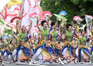 「YOSAKOIソーラン祭り」がフィナーレを迎え、パレードする踊り子=14日午後、札幌市中央区
