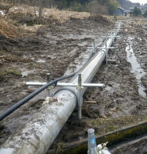能登半島地震の被災地で使われた明和工業（新潟市）の仮設配管＝石川県珠洲市