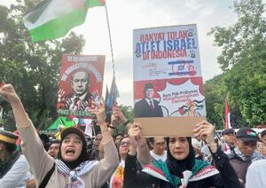 体操の世界選手権へのイスラエル代表の参加に反対する人々=7日、ジャカルタ(共同)