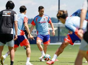 チュニジア戦に向け調整する吉田ら=ナッシュビル近郊(共同)