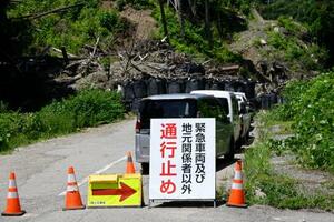 石川県輪島市の国道249号に置かれた、復旧工事に伴う通行止めの看板=1日午前