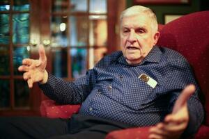 インタビューに答えるアンソニー・ジニ元米中央軍司令官(共同)