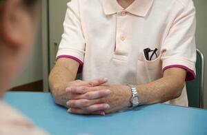 取材に応じる訪問看護師の50代女性=6月、大阪市