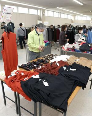 多くの買い物客が訪れた見附ニット春まつり=12日、見附市学校町1