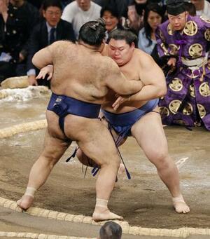 　大の里（奥）が寄り切りで高安を下す＝福岡国際センター