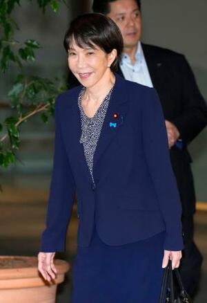 首相官邸を出る高市首相=27日午後