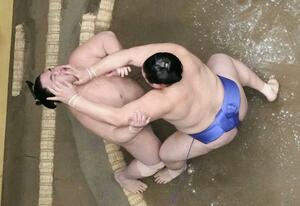 大の里(右)が押し出しで隆の勝を下す=両国国技館