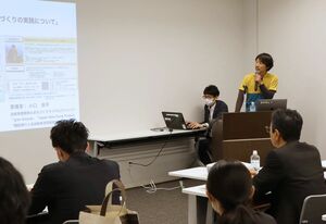 自転車を活用したにぎわいづくりの事例を紹介する小口良平さん=上越市本城町