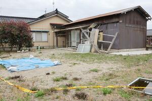 男性の遺体が見つかった空き家敷地=10日、聖籠町