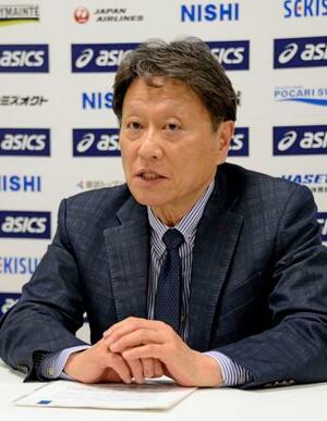 　理事会後に記者会見する日本陸連の田崎博道専務理事＝２６日、東京都新宿区