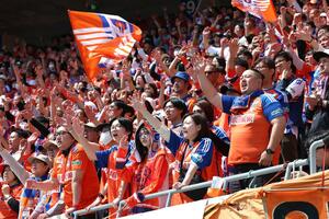 新潟-FC東京戦の試合前、選手を鼓舞するサポーター=5月3日、ビッグスワン