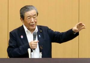 講演する自民党の森山幹事長=15日午後、和歌山県みなべ町