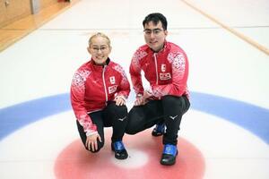 　カーリング混合ダブルス世界選手権に臨む小穴桃里（左）と青木豪（（Ｃ）ＪＣＡ／Ｈ．ＩＤＥ）