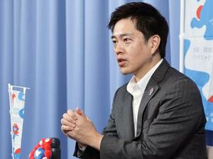 インタビューに応じる大阪府の吉村洋文知事=9日午後、大阪市中央区