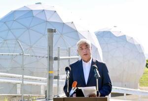 航空自衛隊宇宙作戦群のレーダーサイトを視察後、記者団の取材に応じる中谷防衛相=28日午後、山口県山陽小野田市