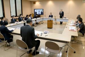 弥彦村立の保育園と小中学校の施設の在り方を検討する委員会の初会合=村役場大ホール
