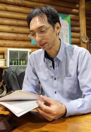 150年前の阿賀町を記録したフランス人医師について語る石川治さん=阿賀町京ノ瀬