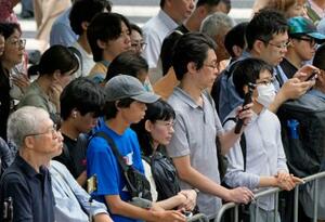 参院選の街頭演説に集まった人たち=16日午後、東京都新宿区