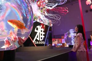 1日に始まった企画展「錦鯉・金魚アクアリウムinときメッセ」の内覧会=7月31日、新潟市中央区の朱鷺メッセ