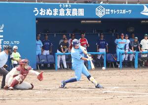 早稲田大の現役部員とOBの社会人選手が対戦した「全早稲田戦」=南魚沼市万条新田