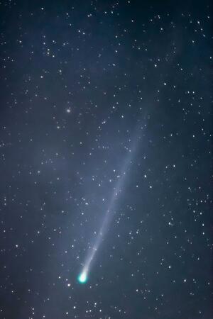 青緑色のガスと長い尾を引くパンスターズ彗星。地球に近づくのは今回限りとなる=9日午前4時1分から撮影した画像10枚を合成、村上市