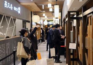 CoCoLo新潟内のニイガタバル★麺横町。観光客だけでなく、仕事帰りの利用も目立つ=新潟市中央区のJR新潟駅
