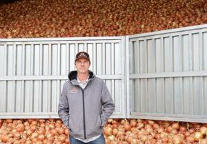 　米アイダホ州パルマで、タマネギの貯蔵施設前に立つ「オワイヒー・プロデュース」のシェイ・マイヤーズＣＥＯ＝２０２５年１２月（共同）