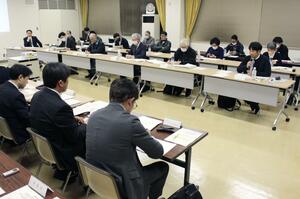 柏崎刈羽原発に対する能登半島地震の影響などについて質疑を交わした「原発の透明性を確保する地域の会」の定例会=2月7日夜、柏崎市荒浜1