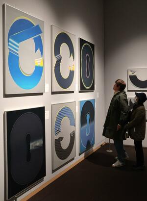 舟見倹二さんの油絵や版画作品が並ぶ企画展=22日、上越市本城町