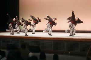 子どもたちがダイナミックな踊りを見せた「西山さくらまつり」のダンスステージ=柏崎市西山町坂田
