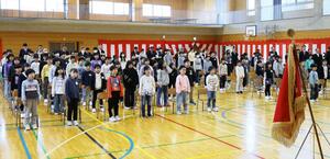 開校式で新しい校歌を元気よく歌う相川小の児童＝８日、佐渡市相川下戸村
