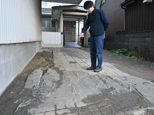 糸魚川市で確認された液状化被害=4日、糸魚川市中央1