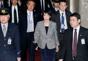 衆院予算委に向かう高市首相(中央)=3日午前、国会