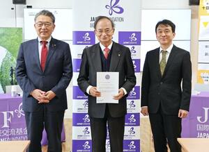 受賞した越後妻有里山協働機構理事長の北川フラムさん（中央）＝２０日、十日町市役所