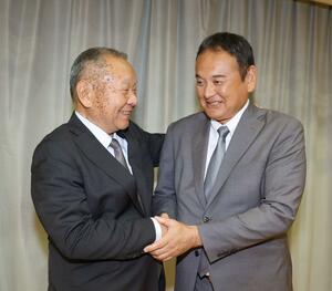 センバツ出場決定が決まり、歓喜に浸る帝京長岡の浅川節雄校長（左）と芝草宇宙監督＝３０日、長岡市の帝京長岡高校