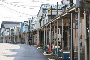 与板地域の商店街に架かるアーケード。老朽化で解体されることになった=長岡市与板町与板
