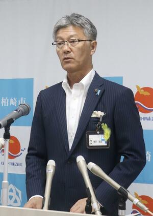会見する柏崎市の桜井雅浩市長=2日、柏崎市役所