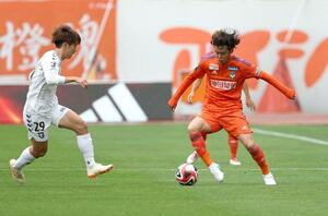 新潟－Ｇ大阪　前半、競り合うＭＦ伊藤涼太郎＝ビッグスワン