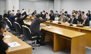 西堀地下施設を巡る市長の減給議案を採決した市議会総務常任委員会＝２２日、新潟市議会