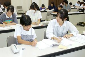 小中学生が高校生から算数や数学を教わった特別講習=魚沼市今泉