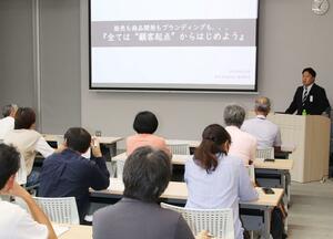 新潟三越伊勢丹のバイヤーが、顧客の目線に立った商品開発の重要性を解説したセミナー=柏崎市役所
